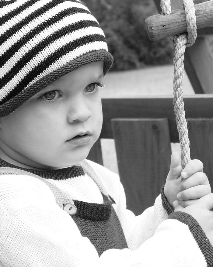 IMAGE: http://i240.photobucket.com/albums/ff174/michille_baker/girlblackwhite.jpg