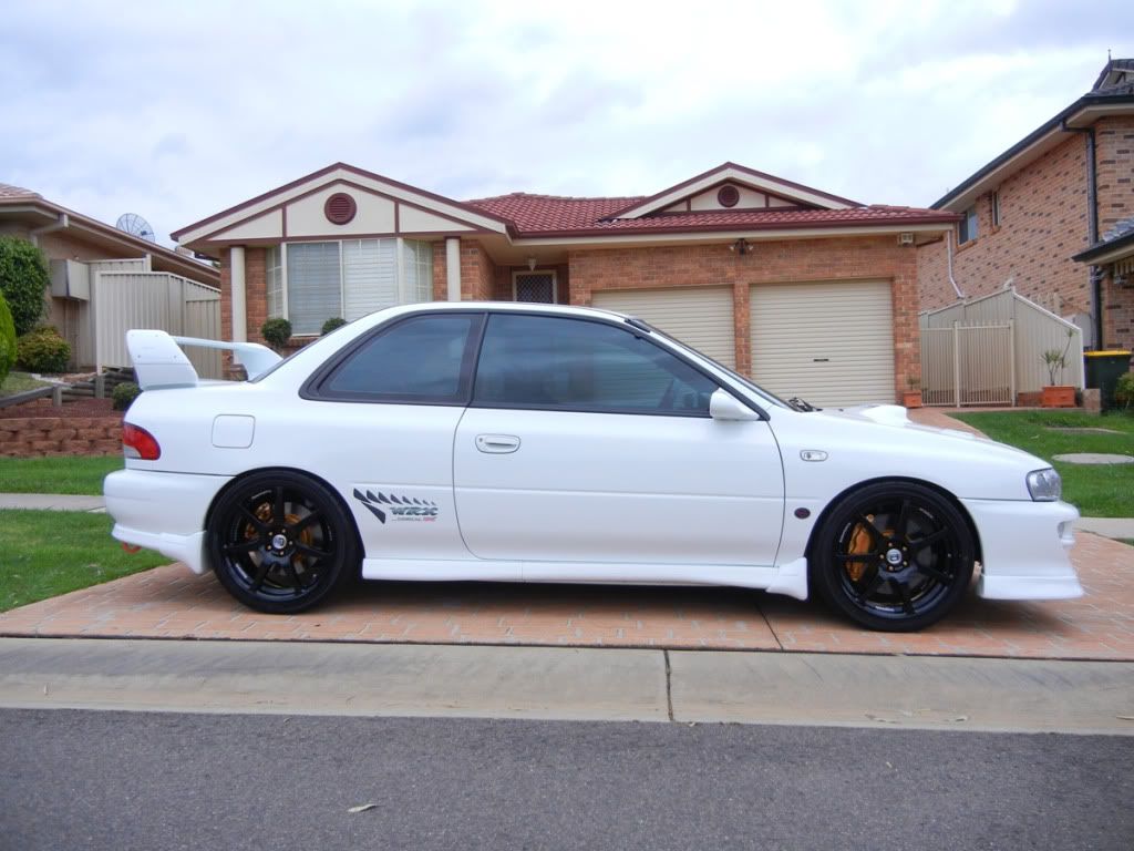 http://i240.photobucket.com/albums/ff210/mrstii/prodrive%20pff7%20rims%20gloss%20black/DSCN1766.jpg