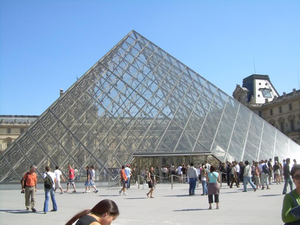 pyramid at the louvre Pictures, Images and Photos