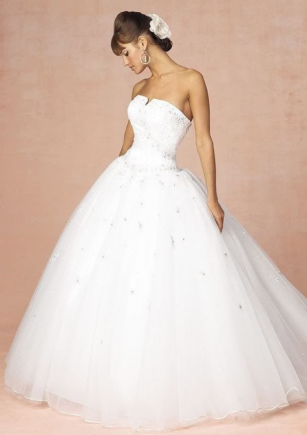 Wedding dress strapless with long and full tulle skirt