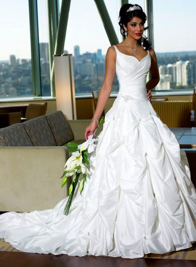 Wedding dress strapless with long and full tulle skirt